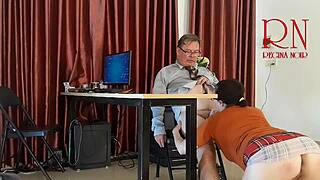 Mandag kontor-tease med fræk pjente der suger pik og slikker saftig fisse.