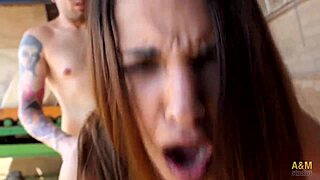 En esta granja se va a liar un buen sexo al aire libre! 😍