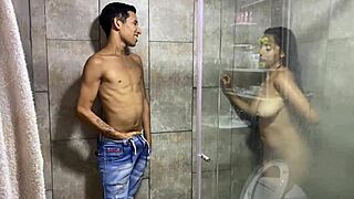 Mi hermanastro, surprised to see me naked in shower