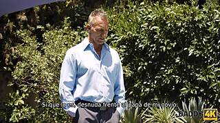 Daddy4k hermosa nena engaña novio al aire libre con papi bien formado, lamiendo coño apasionadamente