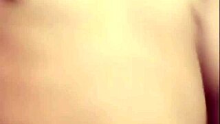 Watch this cute gay Vietnamese guy give a handjob live on Blued?