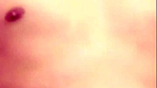 Watch this cute gay Vietnamese guy give a handjob live on Blued?