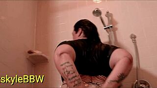 I, BBW ItsKylie, play in the shower wearing fishnets.
