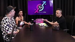 safada faz um boquete após ouvir ele falar sobre colocar a camisinha para a pessoa ver - freddy o rei do dogging toda hora sem parar sheer red