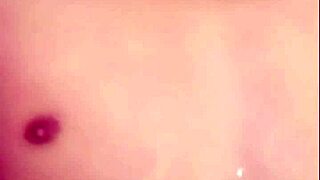 Watch this cute gay Vietnamese guy give a handjob live on Blued?