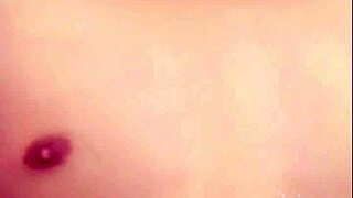 Watch this cute gay Vietnamese guy give a handjob live on Blued?