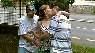 สาวน้อยอเล็กซิสคริสตัลโดนเย็ดสามคนกลางถนน