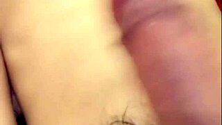 Watch this cute gay Vietnamese guy give a handjob live on Blued?