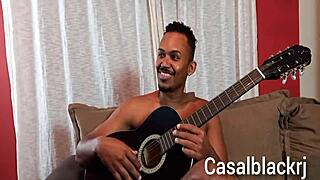 Marido pega mulher de jeito na cozinha e empurra a pica nela sem dó