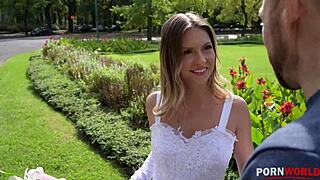 Budúca nevesta Rebecca Volpetti podvádza s fotografom v drsnom análovom sedení.