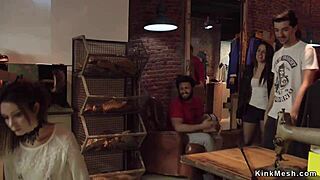 ブラウン髪の女を公衆でダブルペネトレーションの屈辱で見る