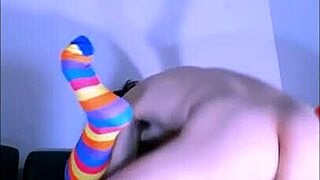 A colegiala, a small and reserved girl, is seduced by her friend’s father