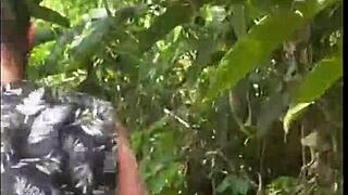 entramos numa trilha pra suruba na praia com troca de casais e orgasmos