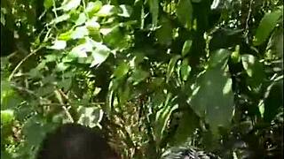 entramos numa trilha pra suruba na praia com troca de casais e orgasmos