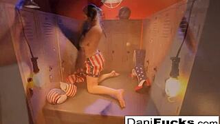 Dani, brunetní pornohvězda, si hraje s velkými prsy a těsnou mokrou kundičkou v sólové scéně