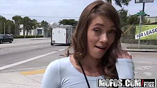 Abbordaggi Pubblici con la Slanciata Carina Kirsten Lee che Apre la Sua Figa in Bagno