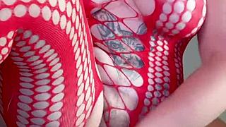 La naiba, bag degetul în pizda păroasă grasă tare!