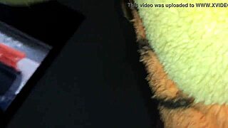 Jeg onanerer med leke akkurat nå