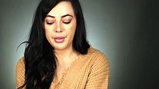 How does all-natural Whitney Wright reach intense clit orgasm up close?