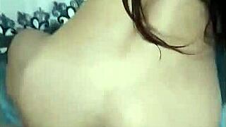 Naboen knuller meg hardt når mannen er borte