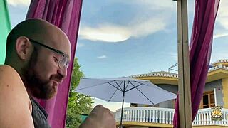 mujer tetona me la chupa en la piscina y nuestro amigo mira. ohh si!