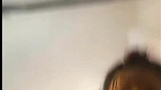 Chica teen se masturba escondida y derrama crema