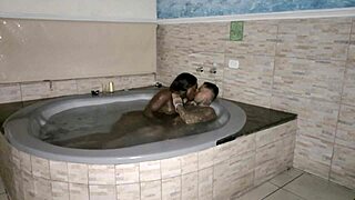 Sexo na banheira com leite na boca