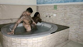 Sexo na banheira com leite na boca