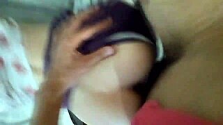 Me encontrei com a novinha safada na praça e levei pra casa pra comer gostoso