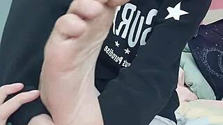 Young ASIAN gay man loves to tease with his feet and swallowişleri: sucking