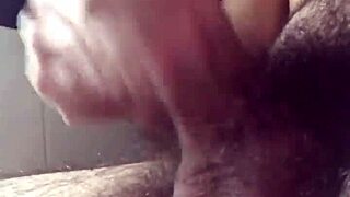 sega di nascosto in bagno con il mio cazzo