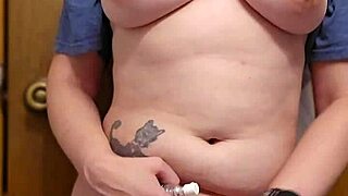 Pawg frotándose el coño en el baño, ¿oyes su orgasmo?