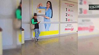 Sokakta, profesör öğrenciyi otele maskeli sikme için kandırıyor.