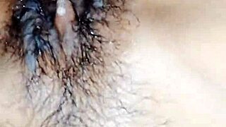 Latina Basah Sekali Dibengkokkan dalam Aksi Creampie Doggy Rumah Tangga.