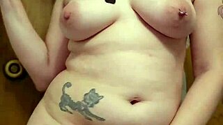 Pawg frotándose el coño en el baño, ¿oyes su orgasmo?