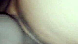 Latina Basah Sekali Dibengkokkan dalam Aksi Creampie Doggy Rumah Tangga.