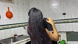 invito a mi prima a comer y termina devorando mis tetas en un encuentro caliente