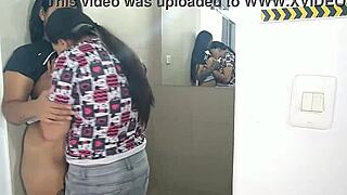 ya que estamos de fiesta en la casa de mi amigo utilizo su baño para follar con su prometida sin que el se de cuenta