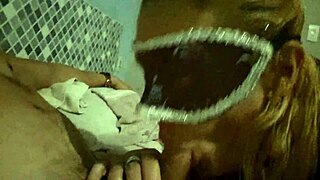 Saju čurák jako malá 18+ manželka v této oralce