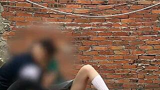 Meksikolainen latina 18+ imee kyrpää ja saa panontaa ulkona koulun takana julkisella