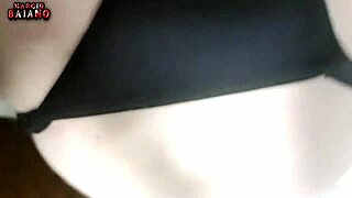 garota pequena quer mamar no meu grande pau, ela gosta de gosada