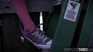 Figliastra bionda tabù ditata intensamente