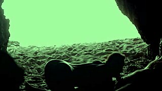 Amatører knuller skjult i strandhule