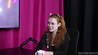 Ruiva gostosa tem buceta chupada ficando molhada depois de focar em conteúdos pornô