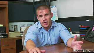 düz delikanlı bonus için gay olup sıcak sahnede sikişiyor