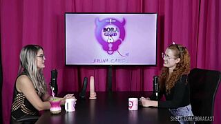 Ruiva gostosa tem buceta chupada ficando molhada depois de focar em conteúdos pornô