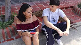 Invitacion a mi vecina morena valentina a mi casa cuando su novio no esta - vecina porque estas tan solita en la calle - sub espanol valentinahot10