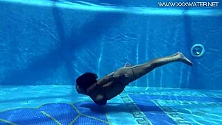 heidi van horny pleasures herself underwater