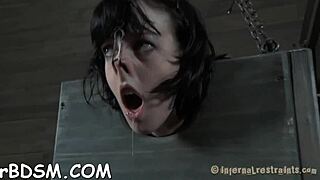 Punisce la figa con disegni toys e fetish in BDSM hardcore con pompino e sottomissione