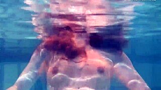 Ivetta dráždi v bazéne s bikiny, núti ťa túžiť po jej vonkajšom sólovom plávaní